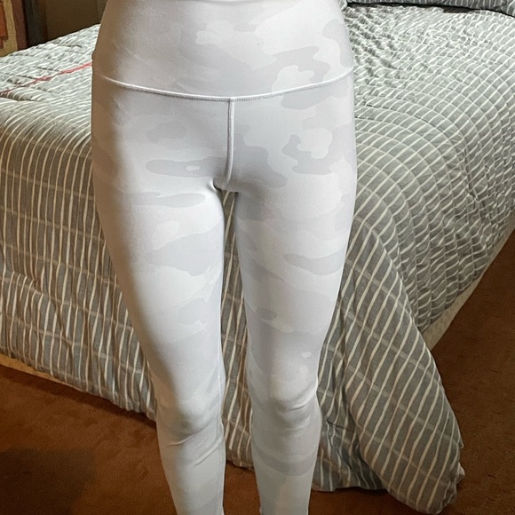 ALO Yoga Light Gray Camouflage Leggings - Picture 1 of 11